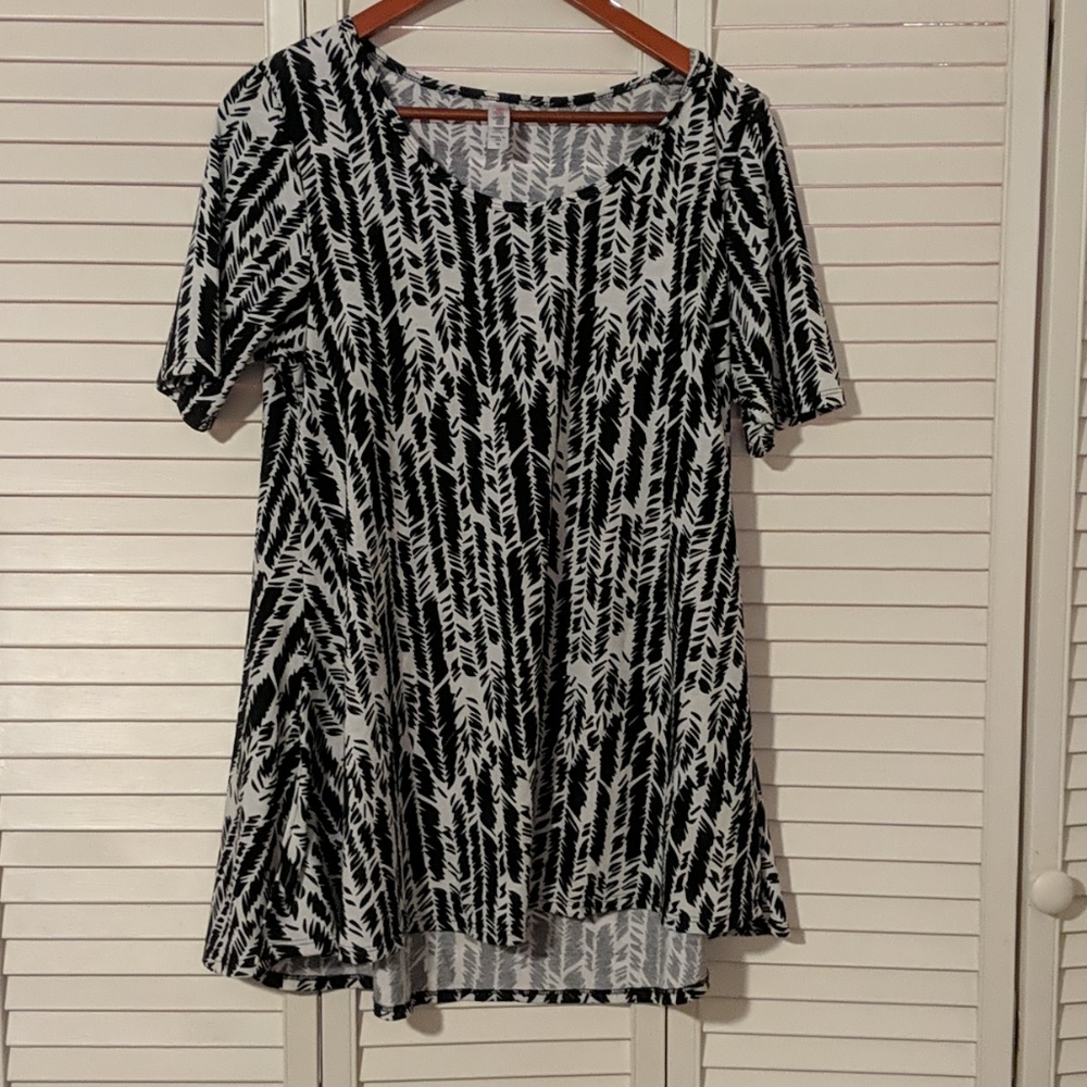 EUC black/white Lularoe Perfect T size Medium
